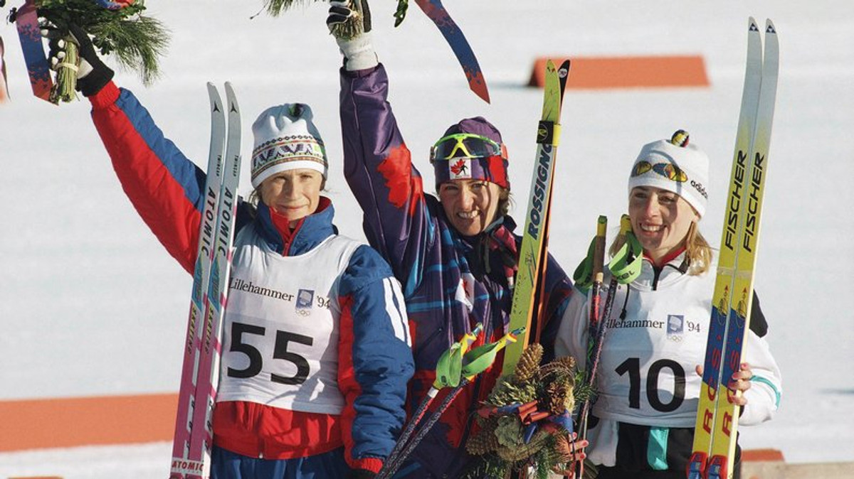 Валентина Цербе (праворуч) на олімпійському п’єдесталі Ліллегаммера-1994
